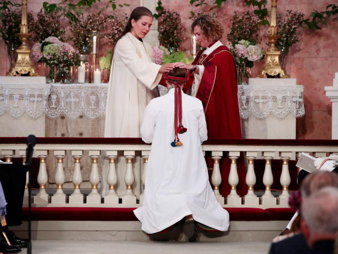 Prinsesse Ingrid Alexandra konfirmeres av Karoline Astrup, fungerende sogneprest i Asker menighet, og Oslos biskop Kari Veiteberg . Foto: Lise Åserud, NTB scanpix